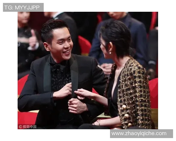 足球明星与女友共度欢乐时光踢球视频展现甜蜜互动与默契配合